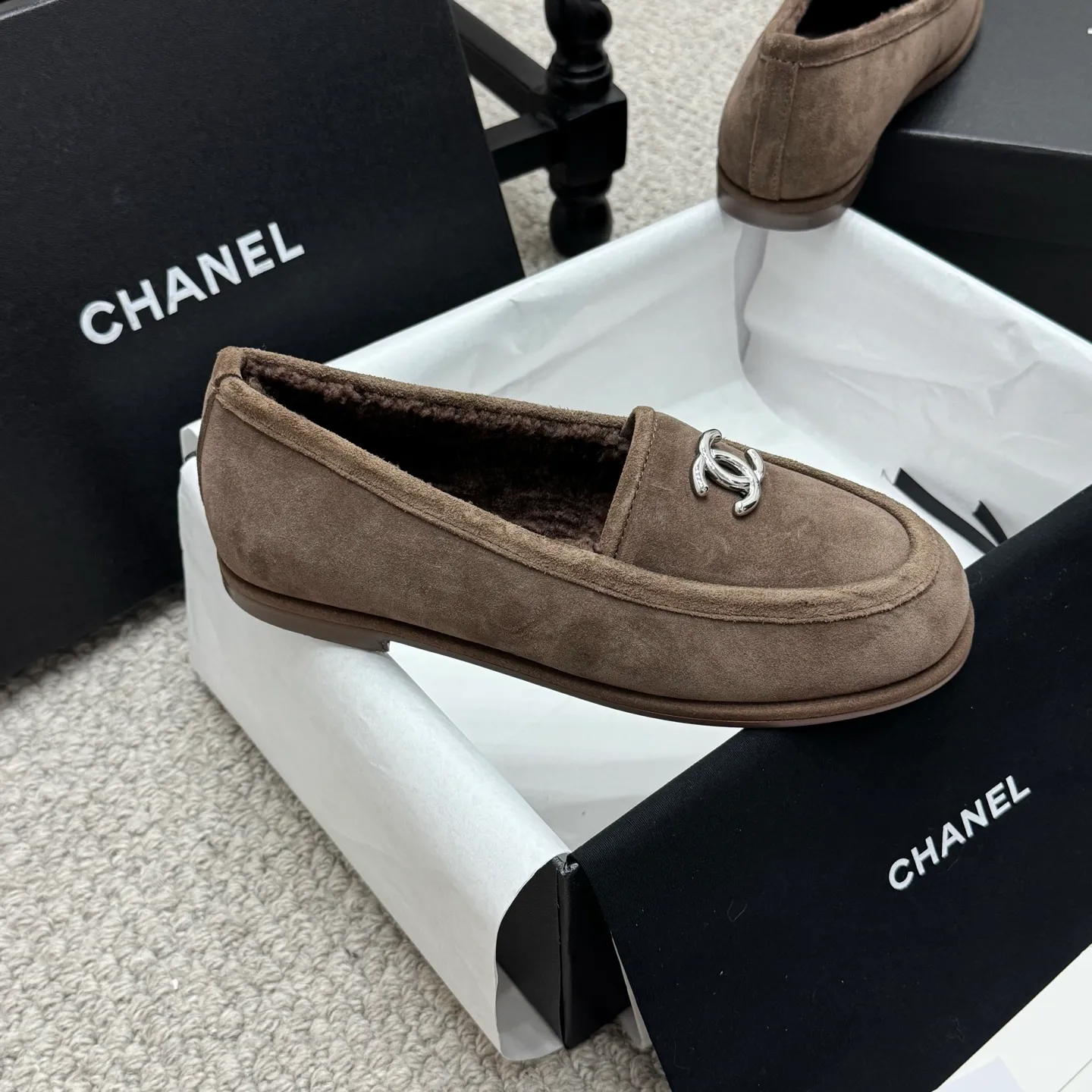 👟👟Ex-factory price 600👟👟 Classic model 🇨🇳ChaneL 25K Teddy fur loafers Simple and high-end design, super versatile! Double C logo embellishment! Imported suede has the texture of natural animal leather visible to the naked eye! The top version is stress-free when entering and exiting the cabinet. It has a bookish texture on the feet and feels great on the feet. Versatile item. ✅Upper: Customized imported suede. ✅Inner lining: imported lamb wool. ✅Outsole: imported genuine leather. ✅Size: 35-40. ✅Comes with a full set of packaging.